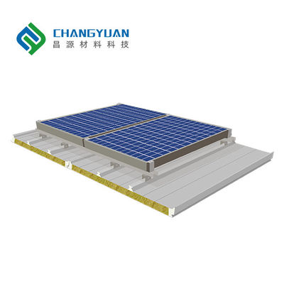 el panel fotovoltaico del tejado de 75m m aisló la techumbre del panel de bocadillo