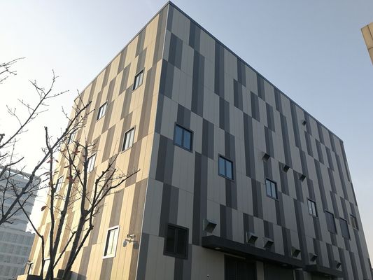 Panel de metal de pared de cortina de borde abovedado para aplicaciones de bajo mantenimiento y ignífugas