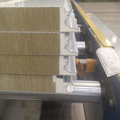 Panel de pared de sándwich espumado de PU resistente al fuego con capa de cara personalizable