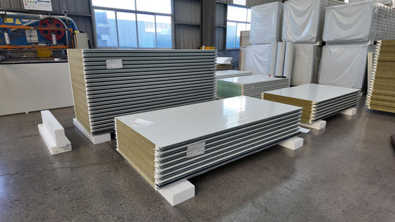 Panel sándwich de PU de alta resistencia con estanqueidad al aire/agua y aislamiento térmico superior