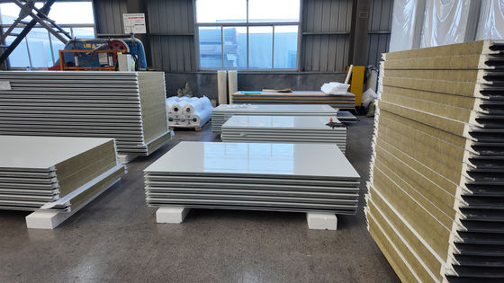 Panel sándwich de PU de alta resistencia con estanqueidad al aire/agua y aislamiento térmico superior