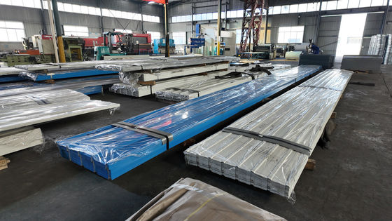 Panel de metal prensado de alta flexibilidad de superficie para un proceso de instalación fácil