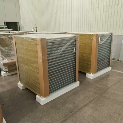 Fachada de edificio de oficinas con panel sándwich de lana de roca esencial para un aislamiento superior