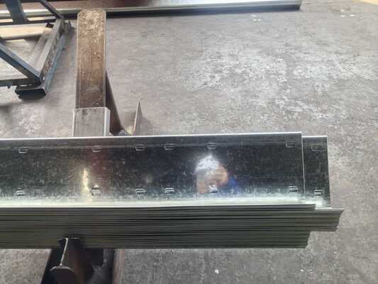 Hot Dipped Galvanized Metal Building Purlin with Customized Length and 195/235/355 Steel Type for Structural Support